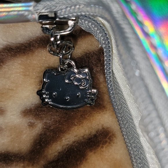 SHEIN X HELLO KITTY HOLOGRAPHIC SHOULDER BAG - Picture 4 of 8